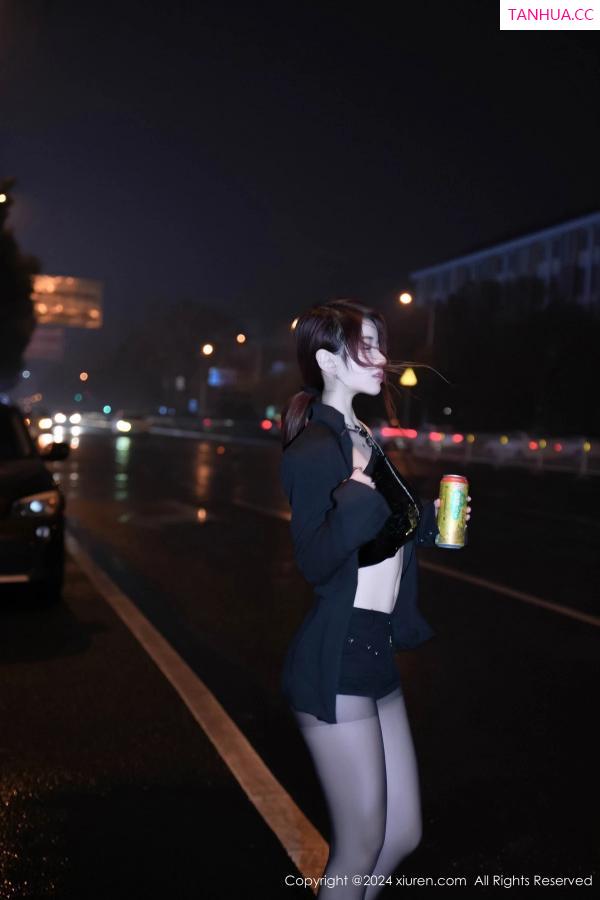 美七Mia  [XiuRen]高清写真图 2024.03.08 No.8199 美七 Mia 黑丝美腿第17张图片